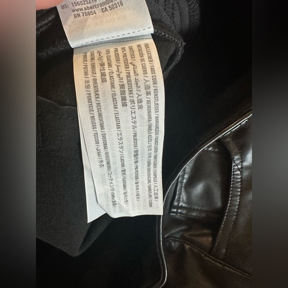 Abercrombie Vegan Leather 90s Straight ultra high rise black leather sz 29 or 8 - Picture 3 of 8